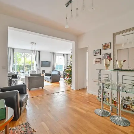 Beautiful 3 Bdr With Garden Close To Champs-elysees *